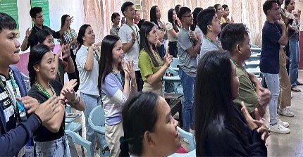 Dr. De Leon visits SPUS; talks with preservice teachers